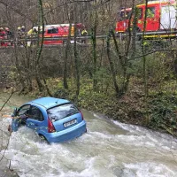 Iz avta, ki je končal v potoku, so  voznika in njegovo sopotnico rešili 
mimoidoči.
