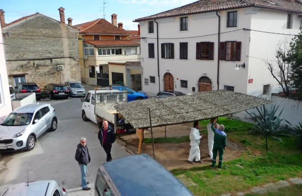 V centru Kopra so odstranili nevaren nadstrešek iz azbestne kritine, ki bi skoraj zgrmel na ulico. 
