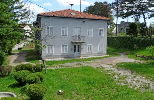 Divaška občina  za prihodnje leto ne načrtuje veliko naložb, se bo pa lotila obnove strehe in  zunanjosti 
nekdanje policijske postaje, v kateri bi  uredili medgeneracijski center in vanj preselili sedež občine.
