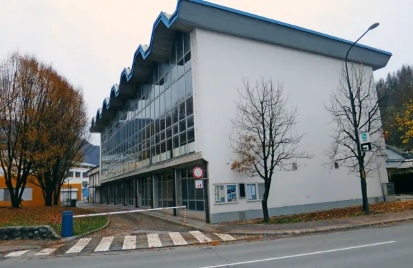 Medtem ko  dež že dolgo namaka  dvorano zaradi strehe,  ki pušča 
na športnem centru, občina zanj pripravlja pametno ogrevanje.  