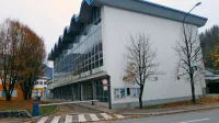 Medtem ko  dež že dolgo namaka  dvorano zaradi strehe,  ki pušča 
na športnem centru, občina zanj pripravlja pametno ogrevanje.  