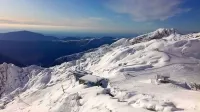 Kanin prekriva   2,5 metra debela snežna odeja, proge  so steptali.