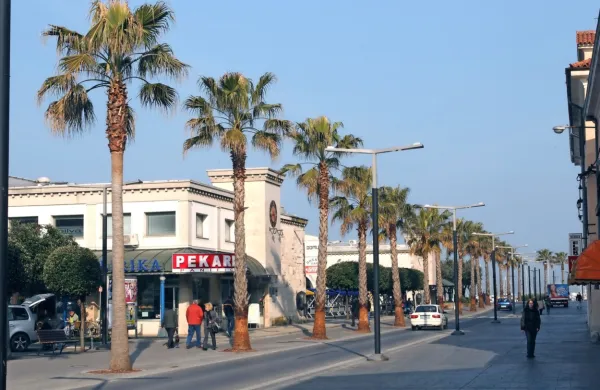Prva nesreča se je zgodila včeraj ob 10.20, ko so delavci sektorja 
javne razsvetljave koprskega komunalnega podjetja Marjetica 
nameščali dodatni električni kabel na Pristaniški ulici in Ukmarjevem trgu. 