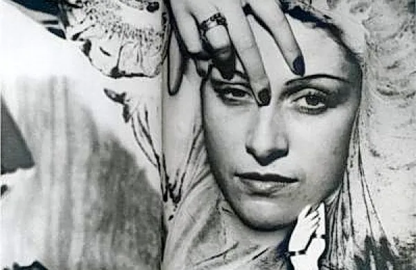 Bila je ena redkih fotografinj, ki se je Andreju Bretonu in njegovim 
seksističnim prijateljem zdela vredna, da razstavlja skupaj z 
njimi.