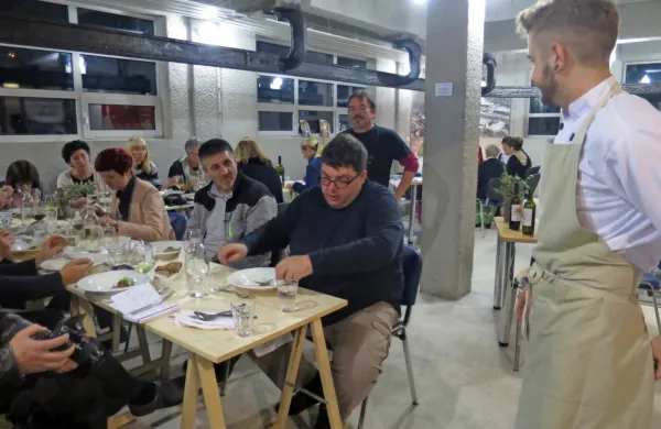 Družina Butul s Črtom na čelu (desno) je navdušila s ponudbo specialitet na kar se da nenavadnem kraju bivšega idrijskega 
rudnika.