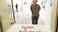 Andrej Štular v koprsko galerijo vabi tudi s provokativno besedno igro, ki poudarja naše bistvo. 