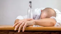 Odvisnost od alkohola povzroča množico težkih bolezni in  prezgodnjih smrti, nastopi  lahko že po letu poseganja po alkoholu. 