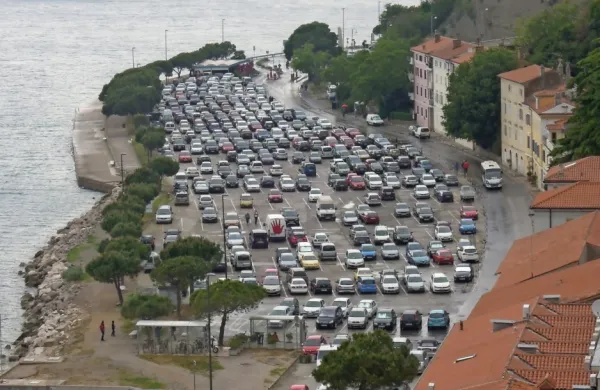 Komisija za parkirne abonmaje bo preverila tudi lastnike dovolilnic, ki parkirajo na Fornačah. 