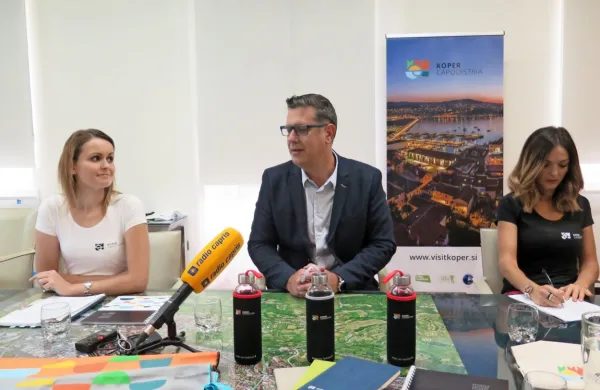 Koprski župan Aleš Bržan in vodja Turistične organizacije Koper 
Ylenia Loredan na levi ter sodelavka TOK Andreja Čmaj Fakin