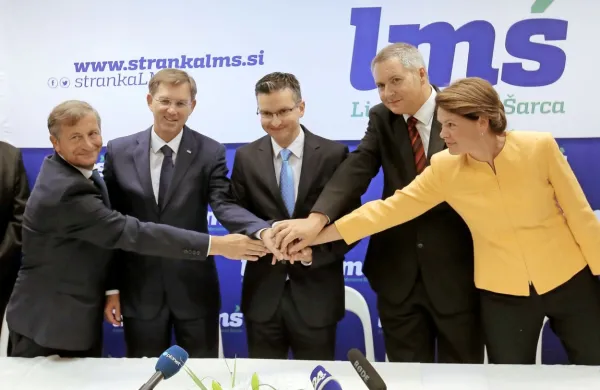 Po srečanju koalicijskih partnerjev, ki jih je premier Marjan Šarec 
danes gostil na kosilu, sta bila zgovorna le predsednik SD Dejan 
Židan in predsednik SMC Zdravko Počivalšek, ki sta z dogovorom 
zadovoljna.