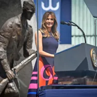 Knjiga Prva dama Melania Trump - Kot je bila je razdeljena v pet 
poglavij.