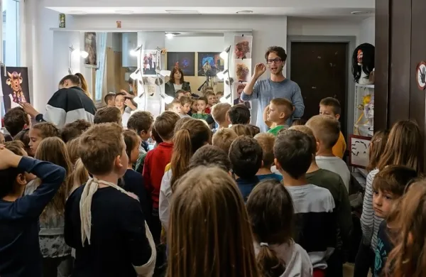 Obisk zaodrja in maskirnice je otrokom predstavil režiser Ivan Loboda. 