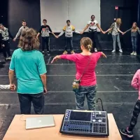 Sproščene delavnice improvizacije so otrokom približale odrsko ustvarjalnost.   