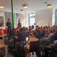 Dramaturg Miha Trefalt (levo) je mlade seznanil z gledališkim bontonom.  
