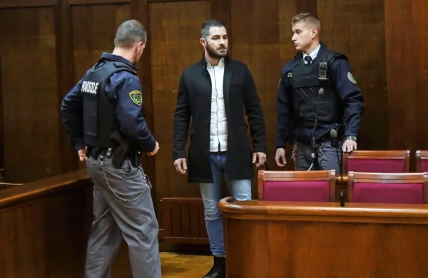 Aris Alibašić (na fotografiji med pravosodnima policistoma) očitkov, da je povezan s tovorom 300 kilogramov heroina, včeraj na 
sodišču ni priznal. 