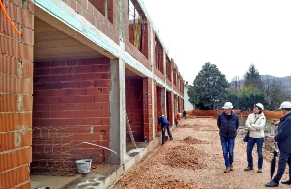 Po devetih letih sklad spet gradi, tokrat v  Prvačini. Gradnja kljub dežju dobro napreduje.  Mladi naj 
bi se vselili v drugi polovici prihodnjega leta. 
