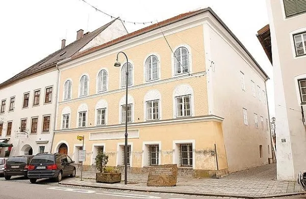 V rojstno hišo nemškega nacističnega diktatorja Adolfa Hitlerja se 
bo vselila avstrijska policija. 