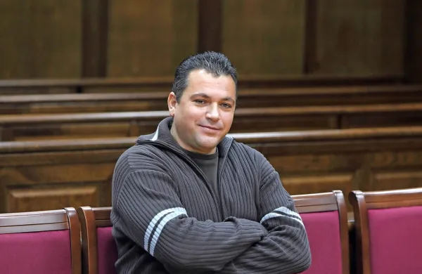  Matevž Jenko je na koprskem sodišču ves čas zanikal  očitke, da je sodeloval  pri tihotapljenju 72 
kilogramov kokaina iz Kolumbije. Po prvem sojenju ga je sodnica   obsodila na pet let in tri mesece 
zapora, po drugem pa oprostila.  