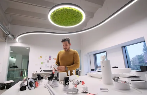 Podjetje Intra Lighting je s svojimi svetili in svetlobnimi sistemi 
opremilo tudi objekte družb Google, Facebook, Ferrari, Microsoft 
...