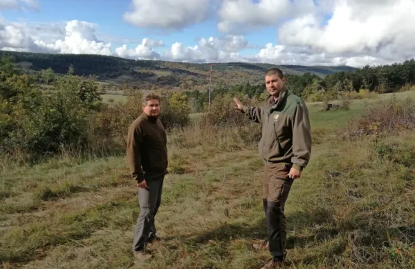 Prof. dr. Hubert Potočnik (levo) z Biotehniške fakultete v Ljubljani 
in lovec LD Senožeče Albin Knafelc nad Senadolskim podoljem, 
kjer se zadržuje trop šakalov, ki jih preučujejo. 