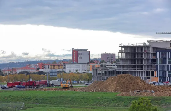 Podjetje CGP Novo mesto bo na nasip navozilo   približno 25.000 
kubičnih metrov materiala in teren nasulo do  višine največ 2,5 
metra.