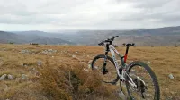 Kuk, s katerega se ponuja lep razgled daleč naokrog, je priljubljena točka gorskih kolesarjev.