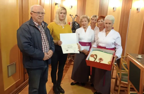 Goričanke so Tanji Žorž iz Materinskega doma v Solkanu predale 
pleteno odejico, Slavko Šuligoj iz TD Nova Gorica pa donacijo v 
višini 300 evrov.  