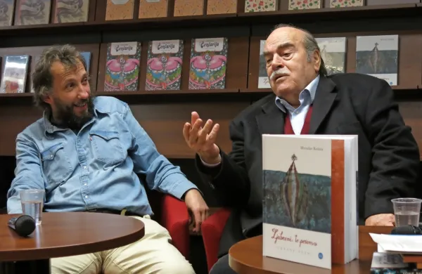 Miroslav Košuta (desno)  in  Damijan Stepančič, ki je predstavil tudi svojo avtorsko slikanico Svetilnik