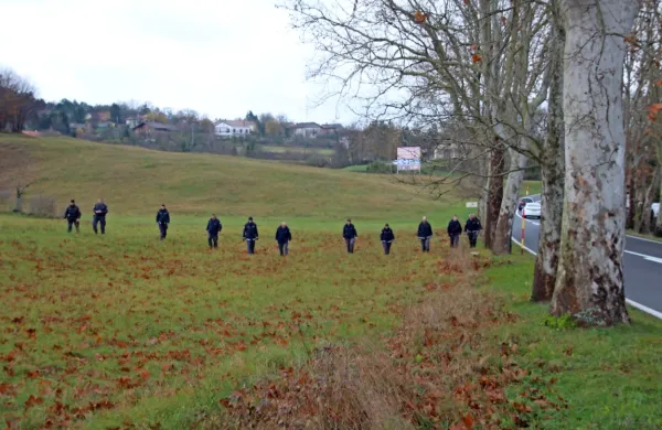 Na obeh straneh glavne ceste med Materijo in Hrpeljami so 
policisti včeraj temeljito prečesavali in pregledovali teren.