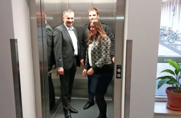 Dvigalo so včeraj preizkusili tudi ravnatelj Janez Kobe, župan 
Klemen Miklavič in podžupanja Elena Zavadlav Ušaj. 