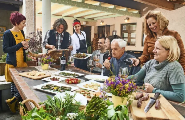 Sedem kraških ponudnikov je združilo moči in na trg spravilo 
pakete vodenj KrasCarso food tours.