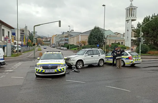 Včeraj dopoldne je v križišču Sedejeve ulice in Vojkove ceste v 
policijsko vozilo na nujni vožnji trčilo osebno vozilo.