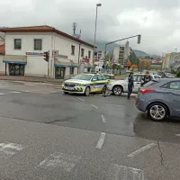 Včeraj dopoldne je v križišču Sedejeve ulice in Vojkove ceste v 
policijsko vozilo na nujni vožnji trčilo osebno vozilo.