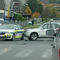 Včeraj dopoldne je v križišču Sedejeve ulice in Vojkove ceste v 
policijsko vozilo na nujni vožnji trčilo osebno vozilo.
