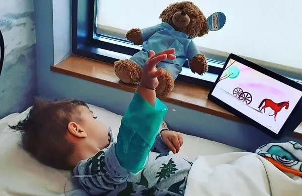 Kris se po prejemu zdravila počuti dobro, na opazovanju naj bi 
ostal približno tri mesece.