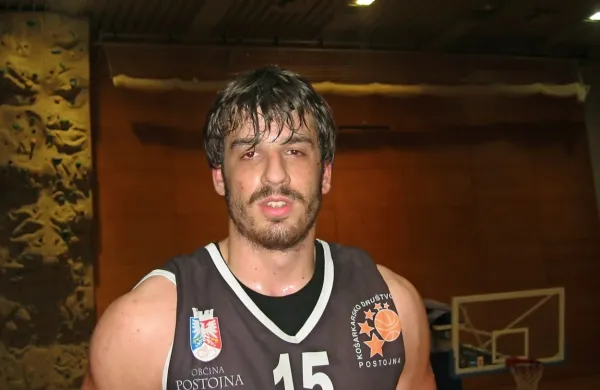 Gregor Jakhel Kolarević je že igral za Postojno v sezoni 2010/11.