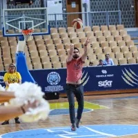 Gledalec Marko Depolo je po koncu prvega polčasa zadel koš s 
sredine igrišča.