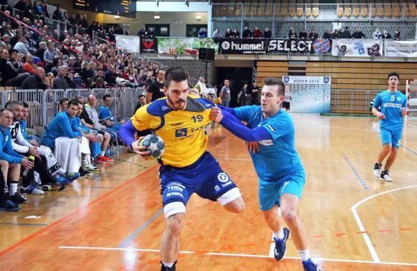 Zadnji dvoboj koprskih in izolskih rokometašev v dvorani Bonifika.