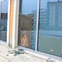V Postojni eksplozija v komunalnem zabojniku, leteči kosi so razbili stekla knjižnice