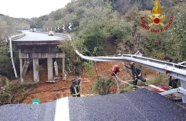 Plaz odnesel viadukt na avtocesti A6 Torino-Savona