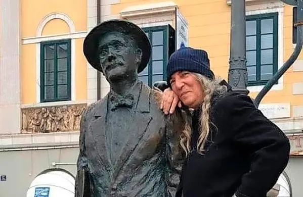 Na Ponterošu se je fotografirala ob kipu Jamesa Joycea.