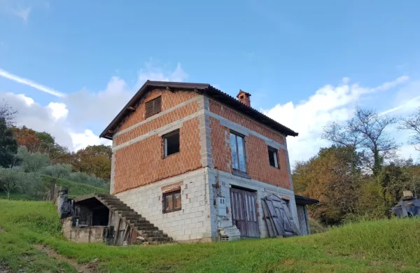   Čeprav svetovalec koprskega župana Robert Šuc upa, da bo za to 
nedovoljeno gradnjo uspel pridobiti gradbeno dovoljenje, pa v 
inšpektoratu za okolje in prostor napovedujejo njeno rušitev.