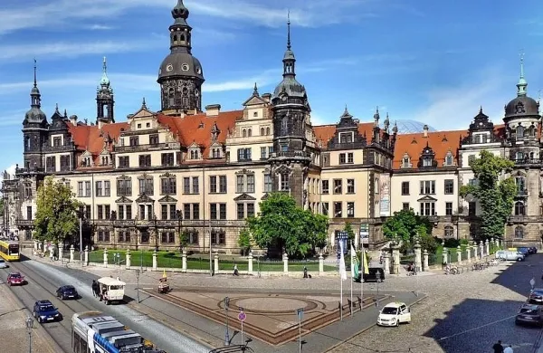 V Dresdnu so  kriminalci vdrli v zakladnico v muzeju v tamkajšnjem 
gradu, ki hrani eno izmed največjih in najbolje ohranjenih zbirk 
baročnih dragocenosti v Evropi.