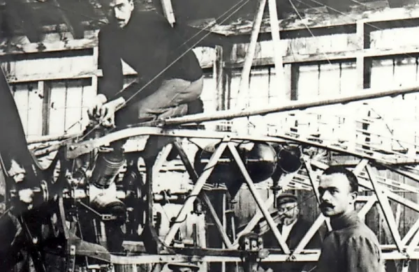S prireditvijo v Eda centru se bodo v Novi Gorici spomnili na 
zgodovinski mejnik, ki sta ga brata Edvard in starejši Josip s prvim 
motornim letalskim poletom postavila prav na današnji dan leta 
1909 v sosednji Gorici.