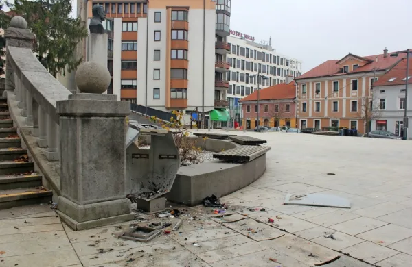 Ostanki uničenega smetnjaka, v katerega je nekdo odvrgel močnejšo petardo.