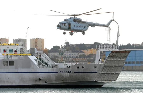 Gasilci so se iz hrvaškega vojaškega helikopterja po vrveh spustili 
na “gorečo” ladjo. 