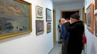 Razstava slik, ki so del zasebnih zbirk domačinov iz Postojne in okolice, bo na ogled do konca leta.