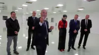 Marjan Batagelj je v prenovljenih čistih prostorih z inovativnim katetrom v rokah pohvalil dosežke TIK-a. 