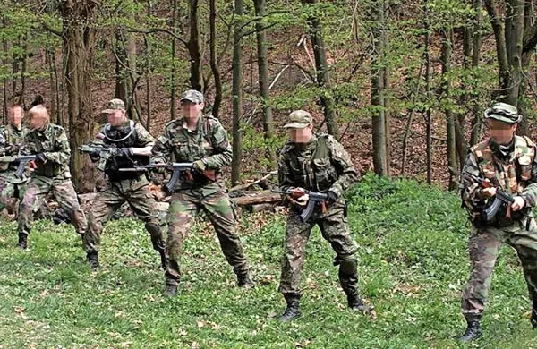 Takšna oprava v neposredni bližini meje bo lahko pripadnike 
varde lahko zelo drago stala.
