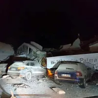 Albanijo je danes stresel močan potres z magnitudo 6,4, ki so ga 
čutili po vsem Balkanu ter tudi v Italiji in Sloveniji.